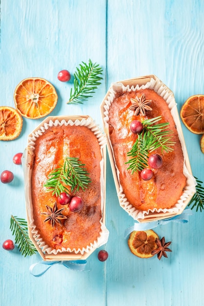 Gâteau aux fruits traditionnel et sucré pour Noël sur table bleue