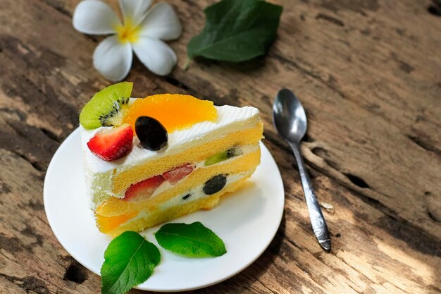 Photo un gâteau aux fruits sur un vieux sol en bois