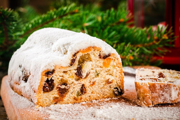 Gâteau aux fruits volés de noël traditionnel sur fond rustique en bois