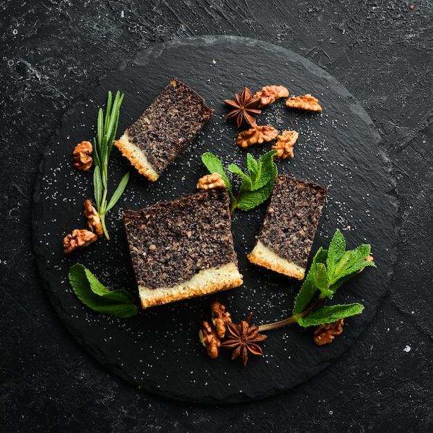 Gâteau aux graines de pavot au chocolat et aux noix Dessert Sur fond noir Vue de dessus