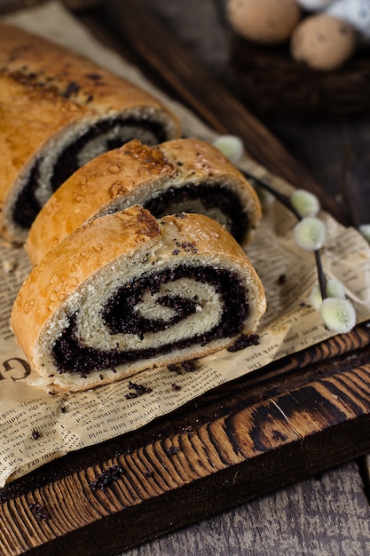 Gâteau aux graines de pavot sur la table de Pâques en bois.