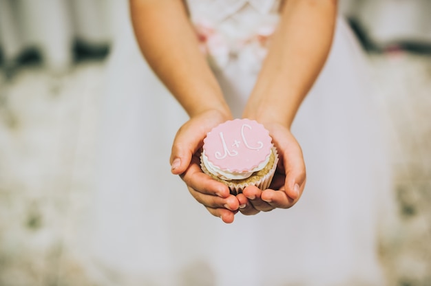 Gâteau aux mains des enfants