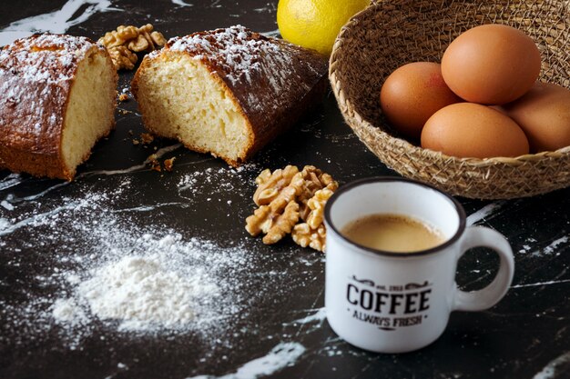 Gâteau aux noix fait maison et ingrédients avec café