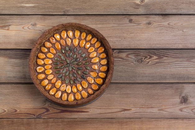 Gâteau aux noix avec des noix d'abricot sur un fond en bois brun. Copiez l'espace.