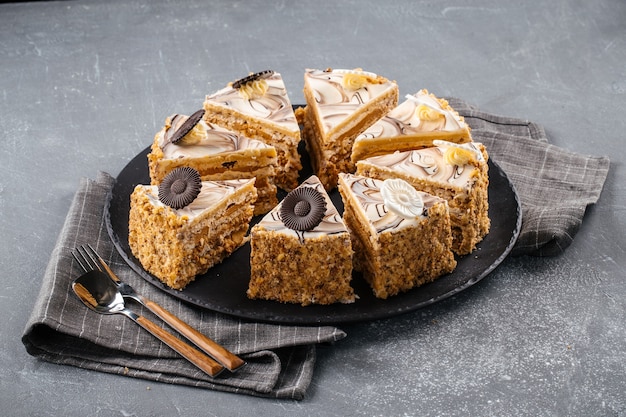 Gâteau aux noix en tranches sur la surface grise