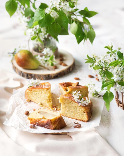 Gâteau aux poires Dessert d'été avec des fruits sur une table blanche Un morceau de gâteau Gâteaux frais faits maison