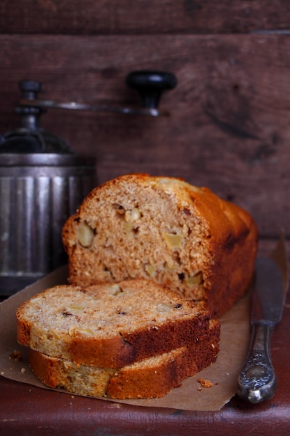 Gâteau aux pommes aux noix sur un fond marron