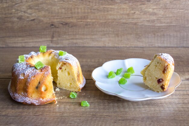 Gâteau aux pommes avec des bonbons verts confits