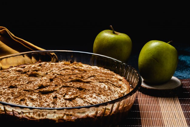 Gâteau aux pommes fait maison à la cannelle