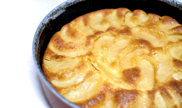 Gâteau aux pommes fraîchement préparé isolé en fond blanc