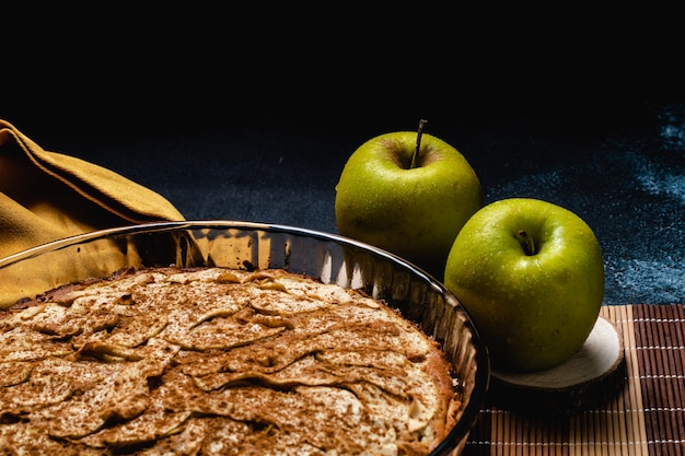 Gâteau aux pommes maison sucré à la cannelle