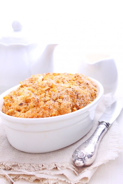 Gâteau aux pommes, noix et cannelle sur fond blanc