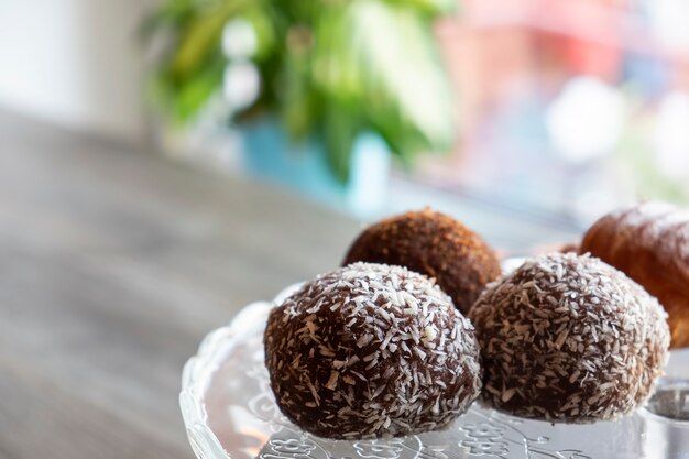 Photo gâteau aux pommes de terre au chocolat avec saupoudrage. copier l'espace