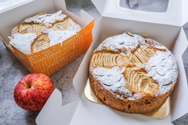 Gâteau aux pommes avec des tranches d'amandes et du sucre glace