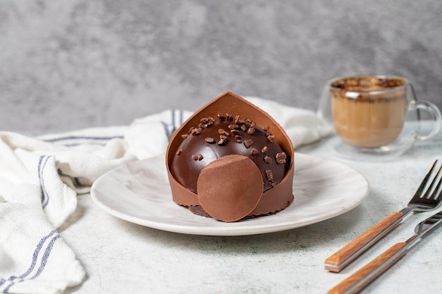 Photo gâteau aux portions de chocolat déserts de boulangerie gâteau à portions rondes délicieuses avec crème et remplissage de dragée