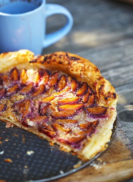 Gâteau aux prunes aux amandes sur pâte feuilletée. Délicieux morceau de gâteau