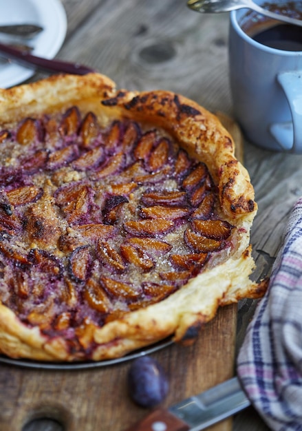 Gâteau aux prunes aux amandes sur pâte feuilletée. Délicieux petit déjeuner d'été