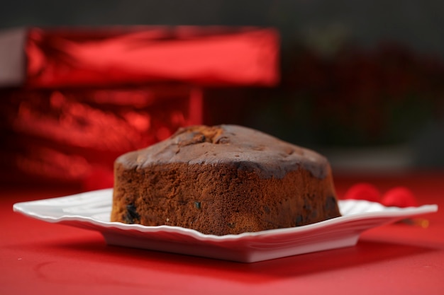 Gâteau aux prunes fait maison délicieux gâteau de Noël à l'aide de raisins secs, noix de cajou et fruits secs