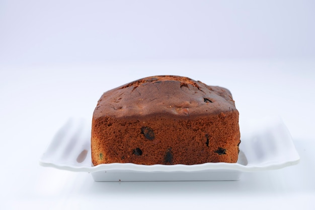 Gâteau aux prunes fait maison délicieux gâteau de Noël à l'aide de raisins secs, noix de cajou et fruits secs