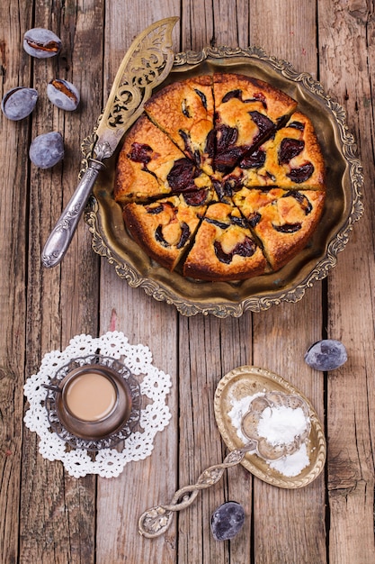 Gâteau Aux Prunes Et Une Tasse De Café