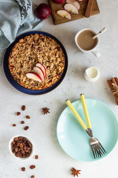 Gâteau à l'avoine ou au four avec pommes et raisins secs. Petit-déjeuner d'automne alimentaire.