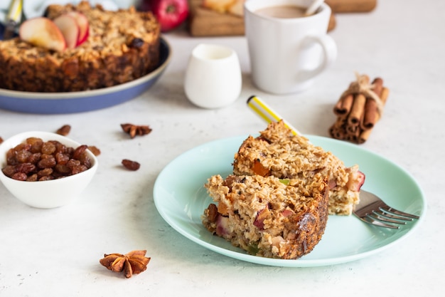 Gâteau à l'avoine ou au four avec pommes et raisins secs. Petit-déjeuner d'automne alimentaire.