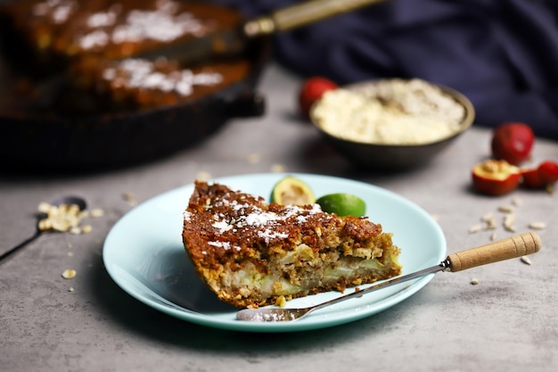 Gâteau à l'avoine avec graines et fruits