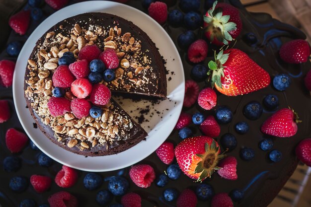 Gâteau à la banane au chocolat avec des noix décorées de baies