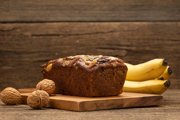 gâteau à la banane et aux noix sur planche de bois