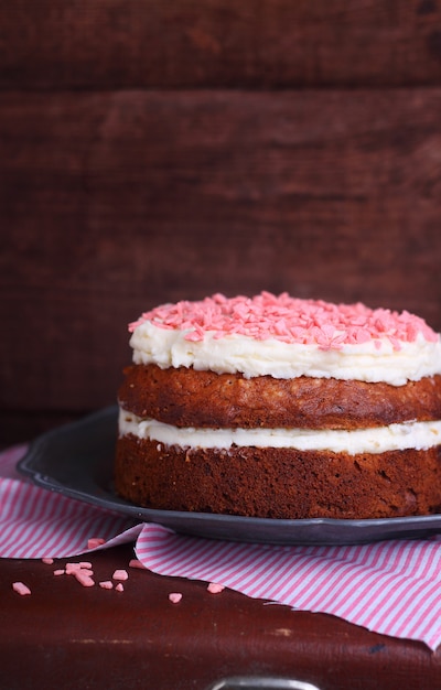 Gâteau à la banane à la crème dans un plat blanc