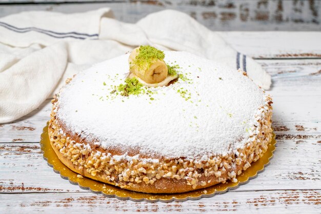 Un gâteau à la banane et à la crème. Un gâteau délicieux fait maison.