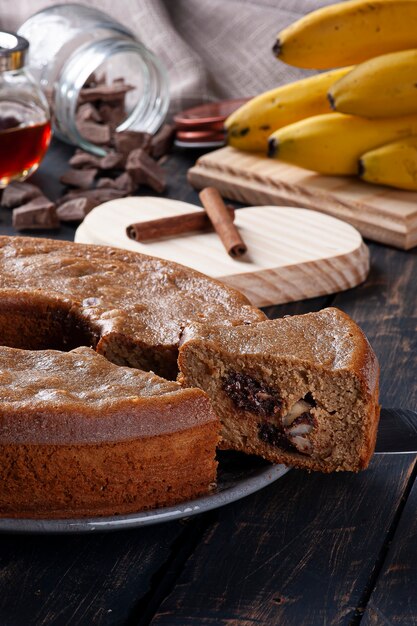 Gâteau à la banane avec du chocolat et des noix. La nourriture saine