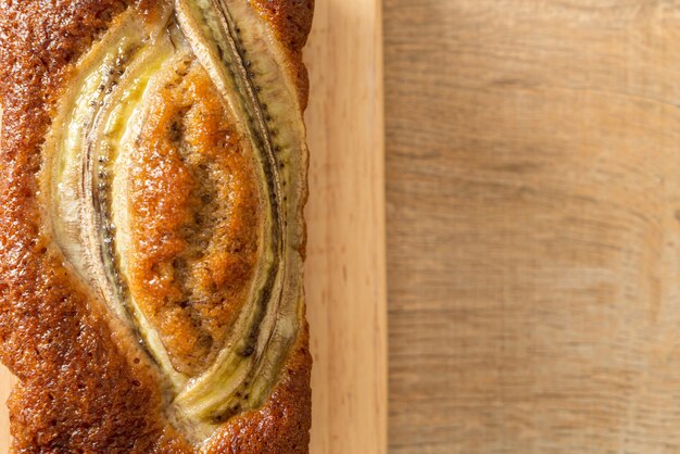 gâteau à la banane fait maison sur planche de bois