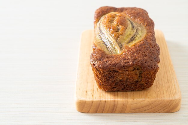 gâteau à la banane fait maison sur planche de bois