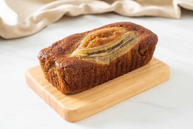 gâteau à la banane fait maison sur planche de bois