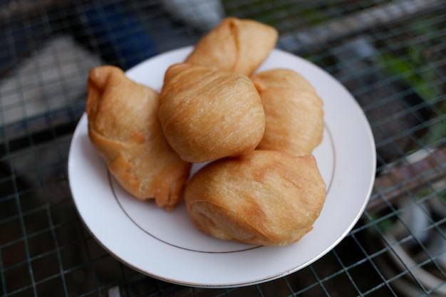 Gâteau à la banane Molen un aliment typique de Bandung sur une assiette