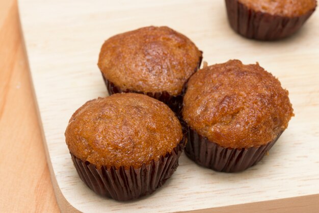 gâteau de banane sur la planche de bois