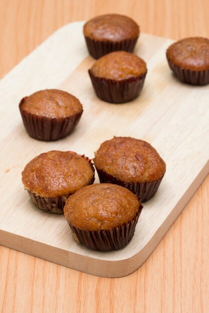 gâteau de banane sur la planche de bois