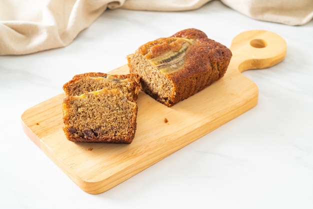 gâteau à la banane tranché sur planche de bois