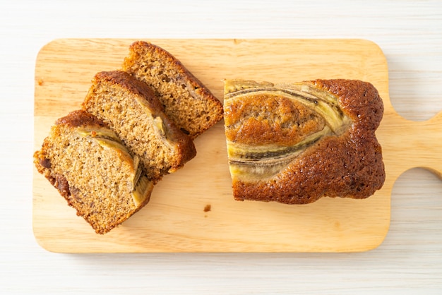 gâteau à la banane tranché sur planche de bois