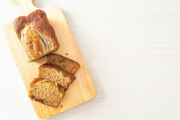 gâteau à la banane tranché sur planche de bois