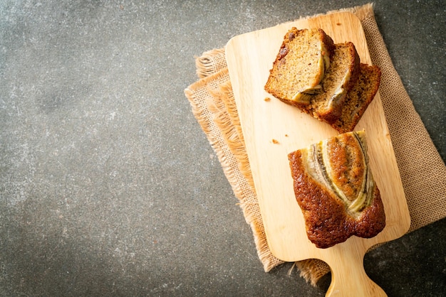 gâteau à la banane tranché sur planche de bois