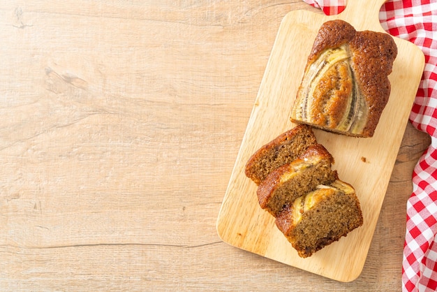 gâteau à la banane tranché sur planche de bois