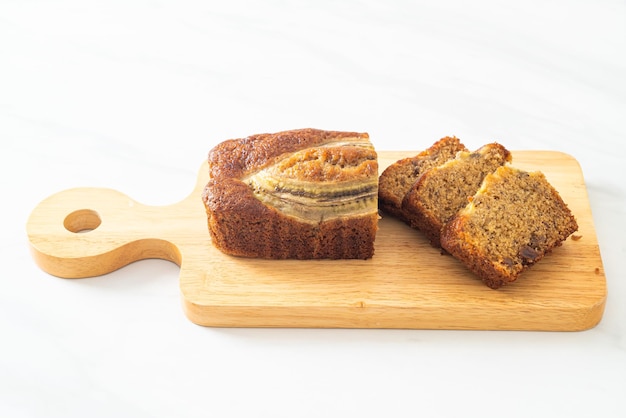 gâteau à la banane tranché sur planche de bois