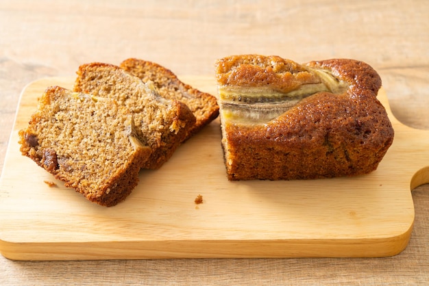 gâteau à la banane tranché sur planche de bois