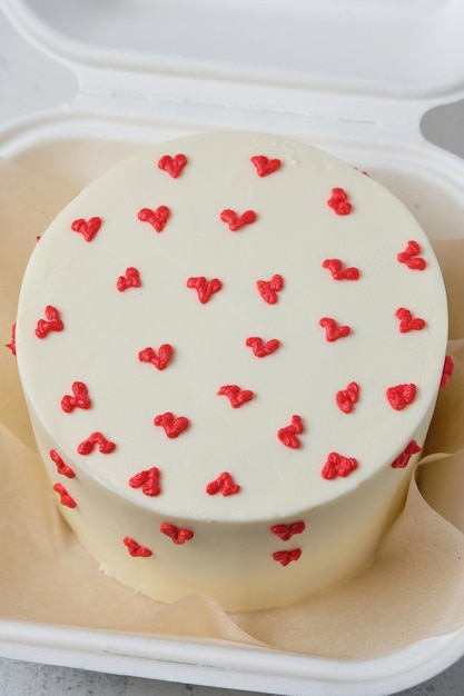 Gâteau bento blanc avec des coeurs Gâteau miniature dans une boîte Dessert surprise pour un être cher