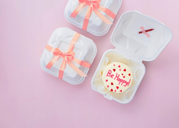 Gâteau bento avec texte Soyez heureux dans une boîte à emporter