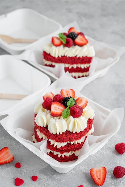 Gâteau bento en velours rouge Un petit gâteau dans une boîte à lunch Gâteau de la Saint-Valentin Tendance de la cuisine asiatique Espace de copie