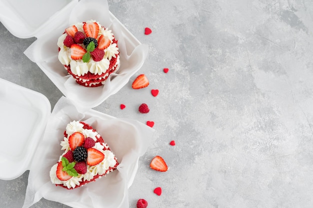 Gâteau bento en velours rouge Un petit gâteau dans une boîte à lunch Gâteau de la Saint-Valentin Tendance de la cuisine asiatique Espace de copie