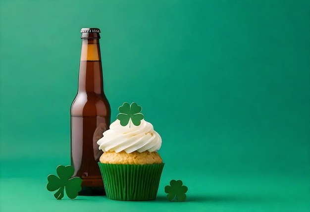 Un gâteau et de la bière sur un fond vert.